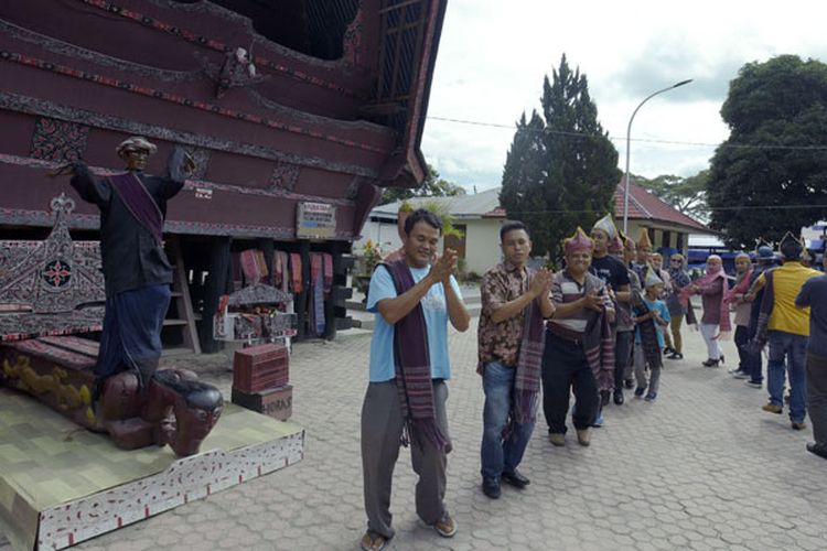 Pertunjukan Sigale-gale telah mengakar ratusan tahun di Pulau Samosir yang berada di tengah Danau Toba, Sumatera Utara.