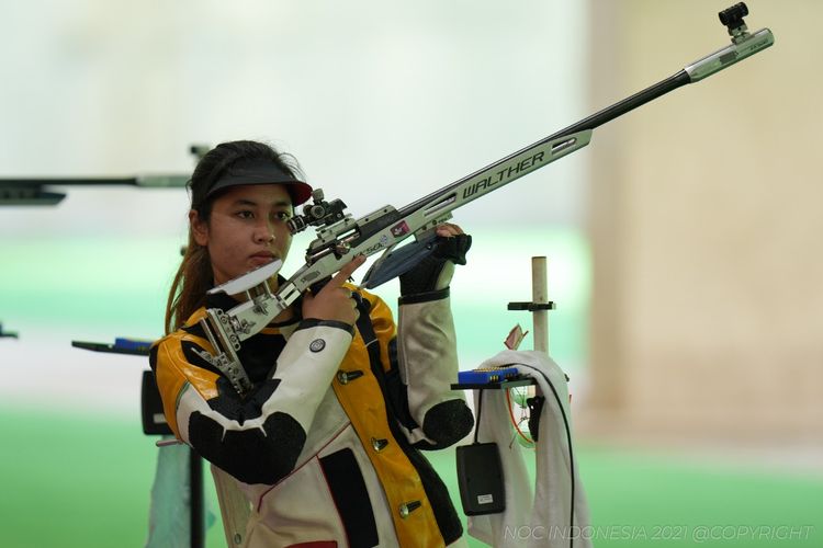 Atlet menembak asal Indonesia, Vidya Rafika Rahmatan Toyyiba, saat tampil pada Olimpiade Tokyo 2020.