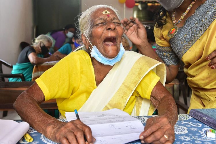 Seorang nenek berusia 104 tahun bernama Kuttiyamma Konthi dari Kottayam, Negara Bagian Kerala, India, mendapat nilai 89 dari skala 100 dalam tes membaca dan menulis Kerala State Literacy Mission pada 10 November.