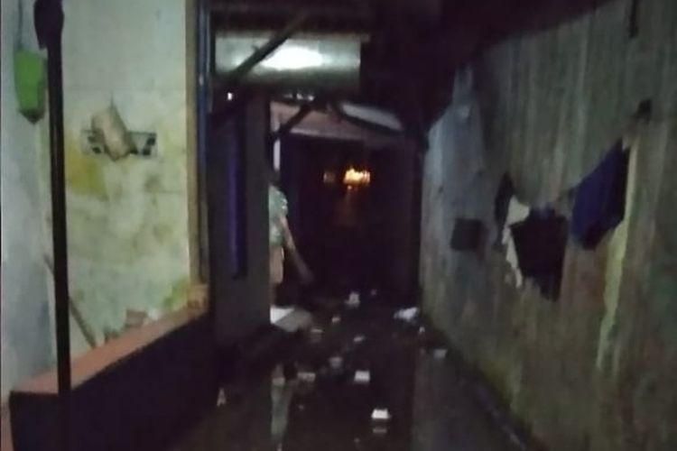 Area permukiman warga di Kelurahan Cilacap, Kabupaten Cilacap, Jawa Tengah, tergenang akibat banjir rob, Minggu (25/12/2022) malam.