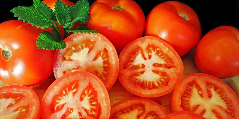 Ilustrasi tomat, salah satu buah pemicu asam lambung.
