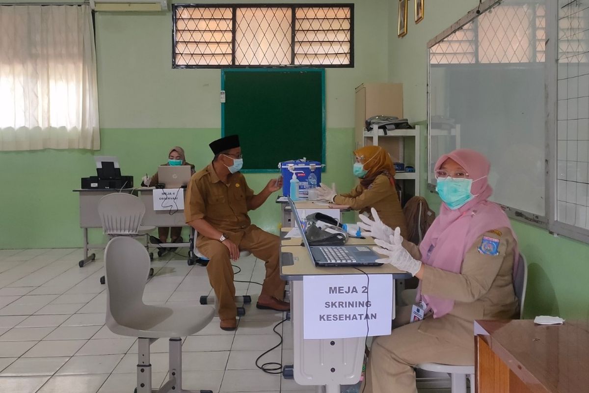 Seorang guru tengah menjalani pemeriksaan kesehatan sebelum menjalani vaksinasi Covid-19 di SMPN 11 Tangerang Selatan, Selasa (2/3/2021).