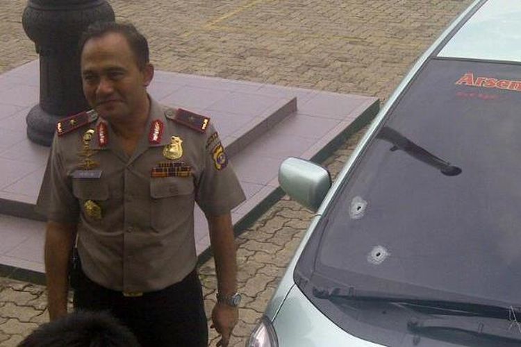 Kepala Polda Lampung Brigjen Pol Heru Winarko memperlihatkan kendaraan yang digunakan pelaku untuk merampok nasabah bank, Rabu (12/12/2012). Kaca mobil itu berlubang terkena peluru polisi.

