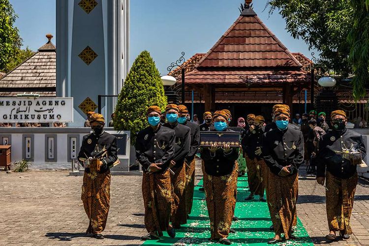 Dewan Adat Kasepuhan Girikusumo dengan mengenakan masker mengirab kotak berisi jubah pusaka peninggalan leluhur dalam prosesi Tradisi Kirab Sura Girikusumo di Desa Banyumeneng, Mranggen, Demak, Jawa Tengah, Kamis (20/8/2020).  