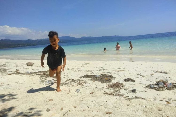 Pantai Ketebe, Kecamatan Reo, Kabupaten Manggarai, NTT menjadi salah satu destinasi pantai yang berada di sisi utara dari Pulau Flores, Jumat, (19/5/2023). Pantai ini menjadi tujuan berwisata dari wisatawan lokal, mancanegara dan Nusantara.