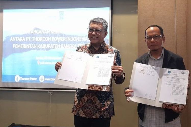 Bupati Bangka Tengah Algafry Rahman (kanan) saat meresmikan kerjasama dengan PT Thorcon Power Indonesia untuk membangun reaktor nuklir di Pulau Gelasa, Senin (20/11/2023). 