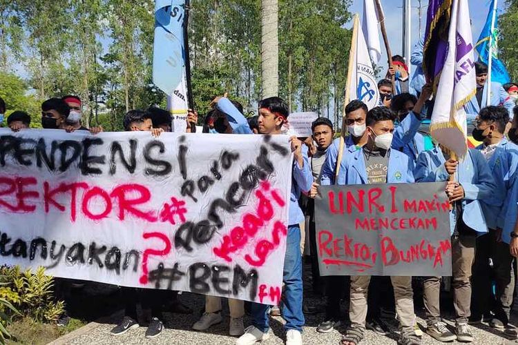 Mahasiswa Unri demo menuntut rektorat memberhentikan dosen pelaku pelecehan seksual, Senin (6/12/2021).