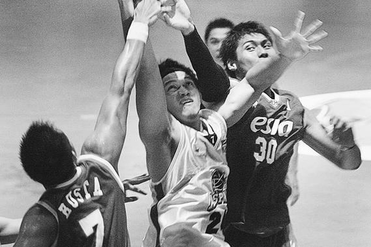 Pemain Aspac Jakarta, Vinton Nolland Surawi (tengah), dikepung dua pemain Pelita Jaya Esia Jakarta, Rustawijaya (kiri) dan Fidyandini, pada pertandingan turnamen Basket Piala Gubernur DKI Jakarta di Gelanggang Soemantri Brodjonegoro, Jumat (12/3). Pelita Jaya Esia Jakarta menang 69- 57.