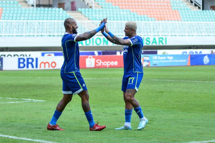 Koneksi David da Silva dan Ciro Alves membawa Persib Bandung membuka keunggulan dari Borneo FC Samarinda dalam pertandingan pekan ke-20 Liga 1 2022-2023, Kamis (26/1/2023) di Stadion Pakansari, Kabupaten Bandung. David Da Silva (18 gol) dan Ciro Alves (10 gol) saat ini menempati posisi lima besar dalam daftar top skor Liga 1. David Da Silva di puncak.