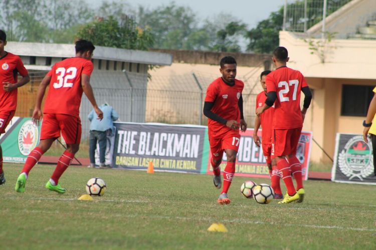 Pemain Semen Padang mempersiapkan diri menghadapi Persik Kendal dengan berlatih maksimal