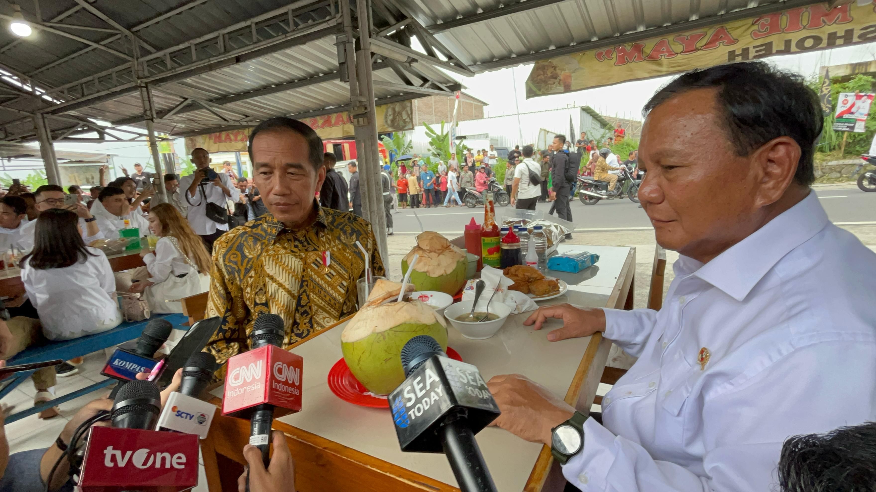 Jokowi Ungkap Alasan Makan Bareng AHY dan Prabowo di Jawa Tengah