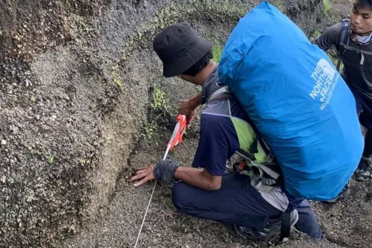 Tim Balai TNGR saat melakukan survey lokasi jalur pendakian di kawasan Gunung Rinjani di Lombok, Kamis (19/2/2026).