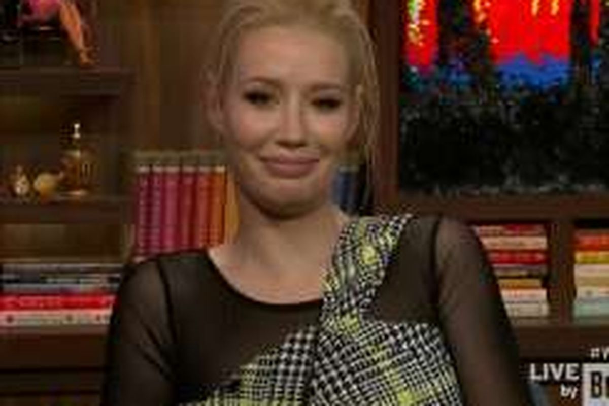 Penyanyi Iggy Azalea menjadi bintang tamu acara Watch What Happens Live di Bravo TV.