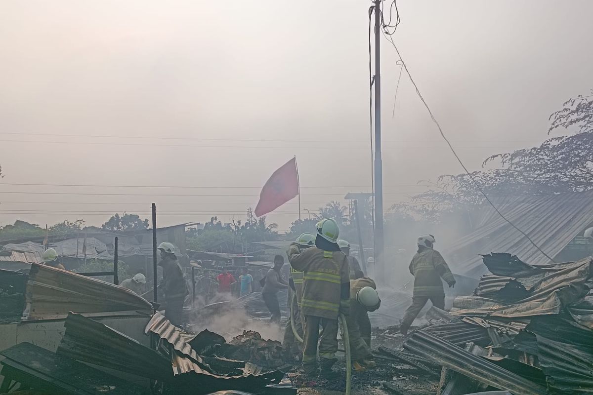 Sebuah lapak kayu milik warga bernama Guntur (53) di Jalan Rawa Sumur Barat RT 005/RW 09, Jatinegara, Cakung, Jakarta Timur, ludes terbakar pada Senin (5/6/2023) sore.