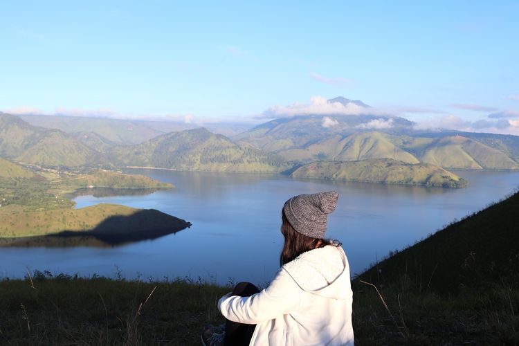 Panorama Danau Toba dilihat dari puncak Bukit Holbung.