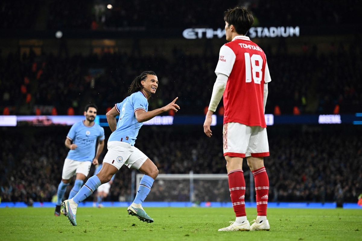 Bek Manchester City, Nathan Ake, merayakan gol ke gawang Arsenal pada laga babak keempat Piala FA 2022-2023 di Stadion Etihad, Sabtu (28/1/2023) dini hari WIB.