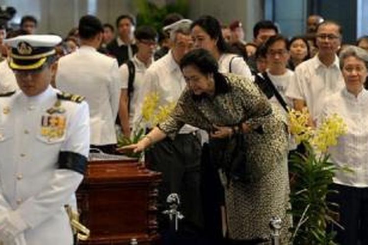 Ketua Umum PDIP Perjuangan Megawati Soekarnoputri melayat Bapak Bangsa Singapura Lee Kuan Yew di Gedung Parlemen negeri jiran Jumat siang ini (27/03)