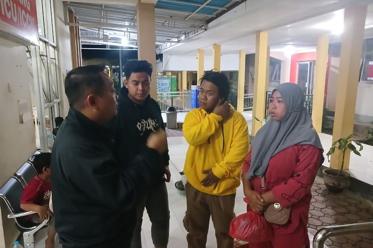 Keluarga korban saat ditemui pihak Kejaksaan Negeri Situbondo Jawa Timur di RSUD Abdoer Rahem.