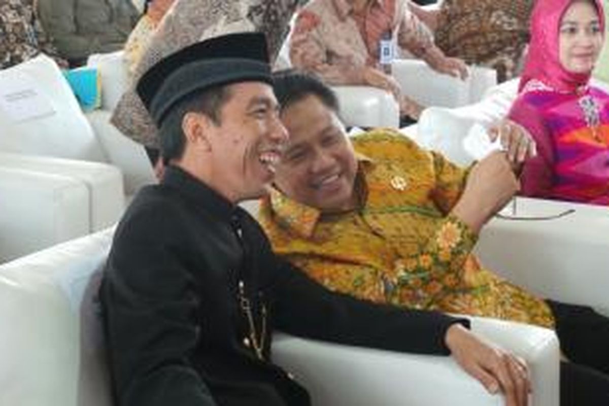 Gubernur DKI Jakarta Joko Widodo (kiri) dan Menteri Tenaga Kerja dan Transmigrasi Muhaimin Iskndar berbincang-bincang dalam acara Expo Menakertrans 2013 di Gedung Kemenakertrans, Jakarta, Kamis (5/12/2013).