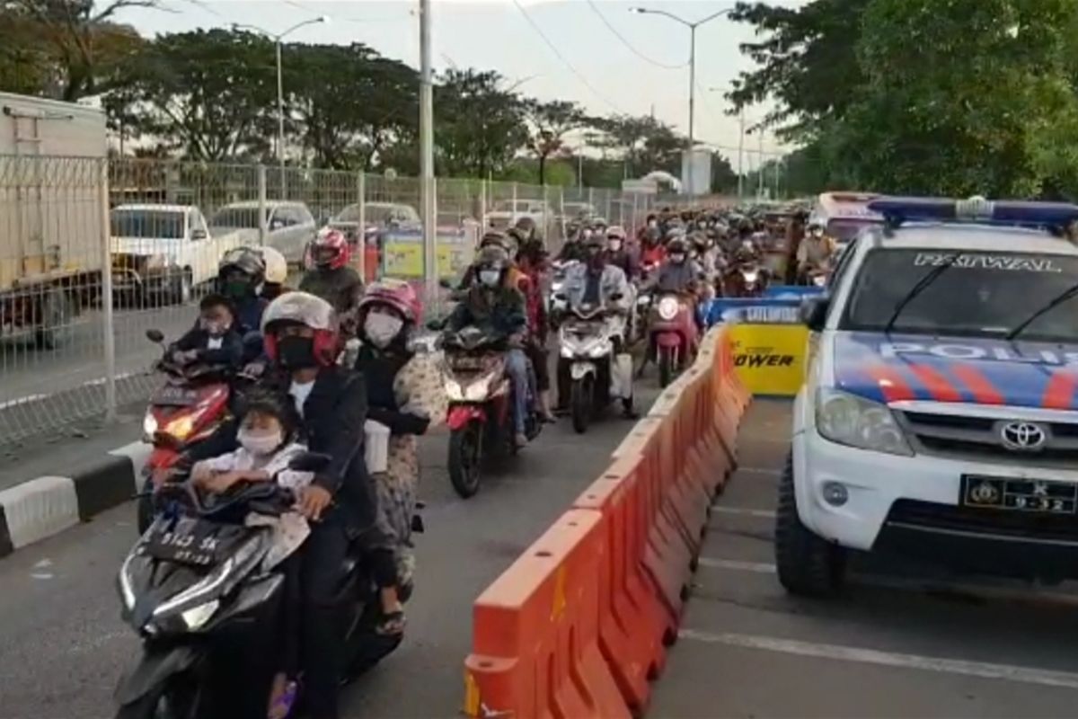 Satu hari menjelang Hari Raya Idul Fitri 1 Syawal 1442 Hijriah, pos penyekatan di pintu Suramadu sisi Surabaya dipenuhi dengan pengendara sepeda motor yang hendak melaju ke arah Madura, Rabu (12/5/2021).