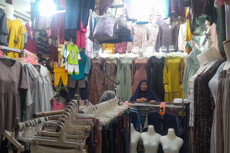 Midah, salah satu pedagang pakaian di Pasar Johar, Karawang, Jawa Barat, Jumat (22/9/2023).