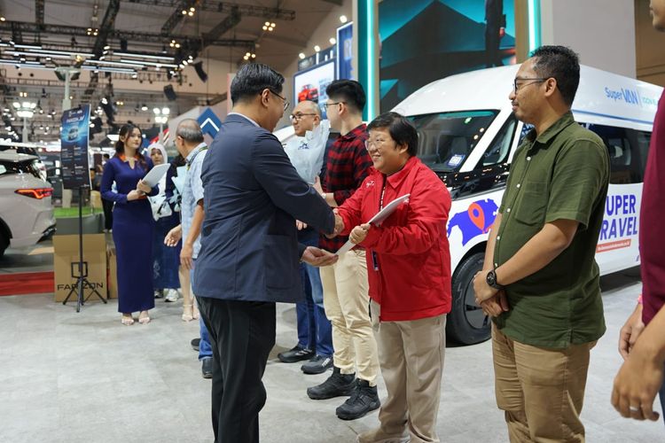 Farizon Serahkan Unit Van Listrik SV ke 5 Mitra di GIIAS 2026