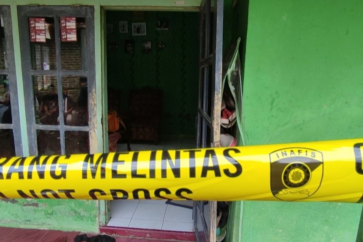 Tim gabungan Polsek Dukupuntang dan Reskrim Polresta Cirebon Jawa Barat memasang garis polisi di rumah korban terduga pembunuhan di Desa Cangkoak, Kecamatan Dukupuntang, Kabupaten Cirebon Jawa Barat, Minggu (26/11/2023)