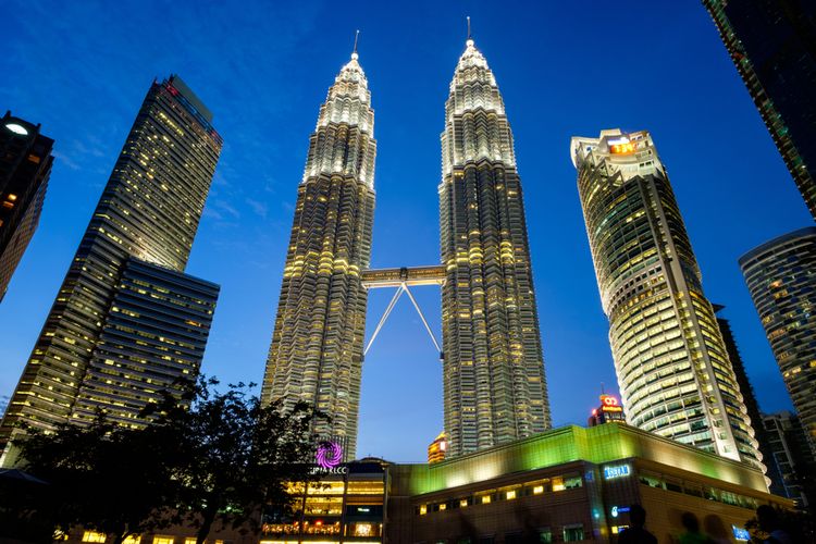 The Petronas Twin Towers di Kuala Lumpur. Maskapai penerbangan TransNusa akan menambah frekuensi penerbangan dari Jakarta menuju Kuala Lumpur menjadi empat kali sehari mulai Senin (24/7/2023).
