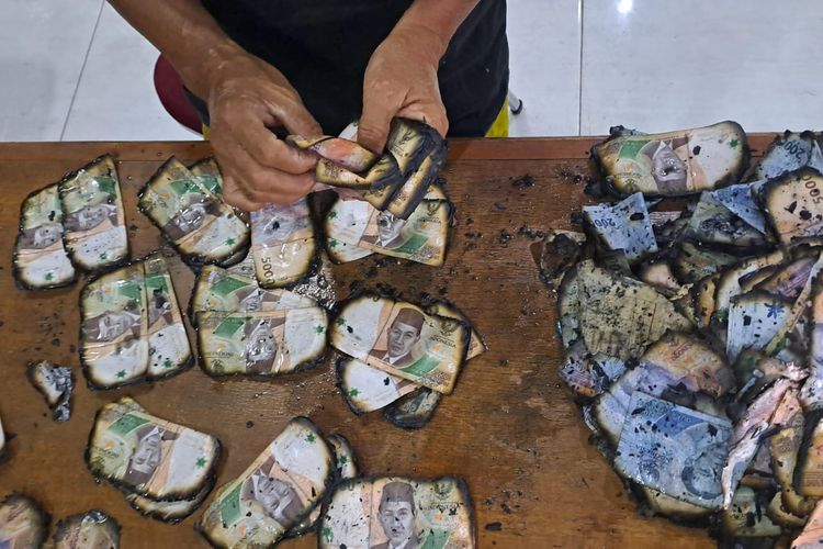 Uang senilai Rp 5 juta hangus terbakar. Uang tersebut milik korban kebakaran rumah di bantaran rel kereta kawasan Overpass Manahan Kota Solo, Jawa Tengah (Jateng).