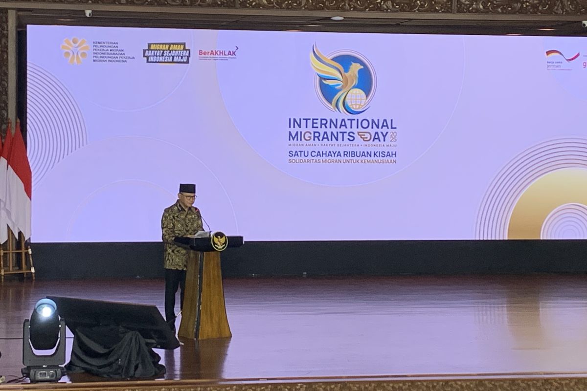 Menteri Pelindungan Pekerja Migran Indonesia (P2MI) Mukhtarudin dalam agenda Peringatan Hari Pekerja Migran Internasional 2025 dengan Tema Satu Cahaya Ribuan Kisah, Solidaritas Migran untuk Kemanusiaan di TMII, Jakarta Timur, Kamis (18/12/2025).