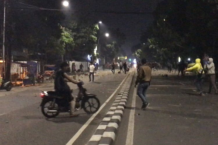 Sejumlah orang yang disebut berasal ormas melempar batu dan benda lainnya ke arah Jalan Pancoran Buntu II, Pancoran, Jakarta Selatan pada Rabu (17/3/2021) malam.