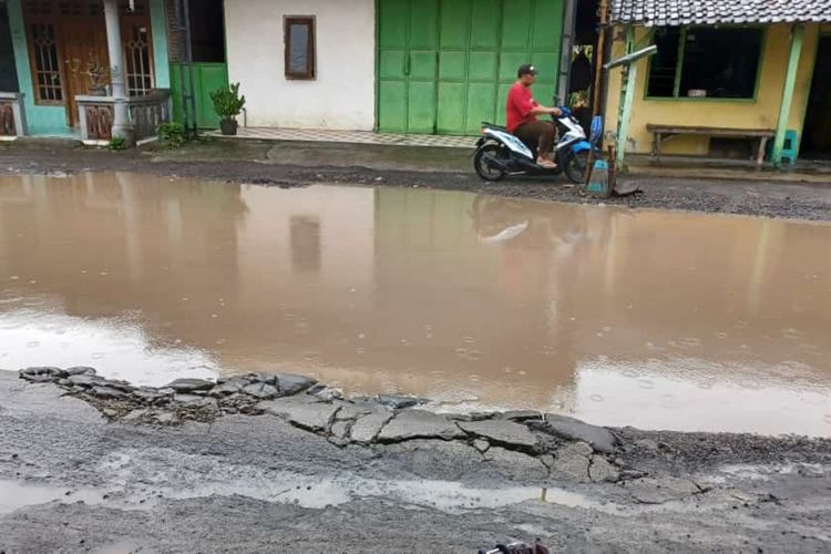 Kondisi ruas jalan Kabupaten, di Desa Tapen, Kecamatan Kudu, Kabupaten Jombang, Jawa Timur, Senin (7/2/2022).