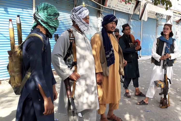 Milisi Taliban berjaga di kota Kunduz, Afghanistan utara, Senin (9/8/2021). Taliban menyerang secara agresif dalam beberapa pekan terakhir, menargetkan sejumlah ibu kota provinsi untuk diduduki setelah menguasi distrik demi distrik.