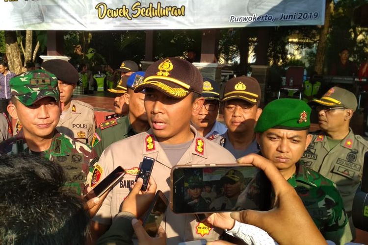 Kapolres Banyumas AKBP Bambang Yudhantara Salamun seusai Apel Konsolidasi Operasi Ketupat Candi dan Persiapan Pengamanan Sidang Perselisihan Hasil Pemilu di lapangan Mako Brimob Purwokerto, Jawa Tengah, Rabu (12/6/2019).