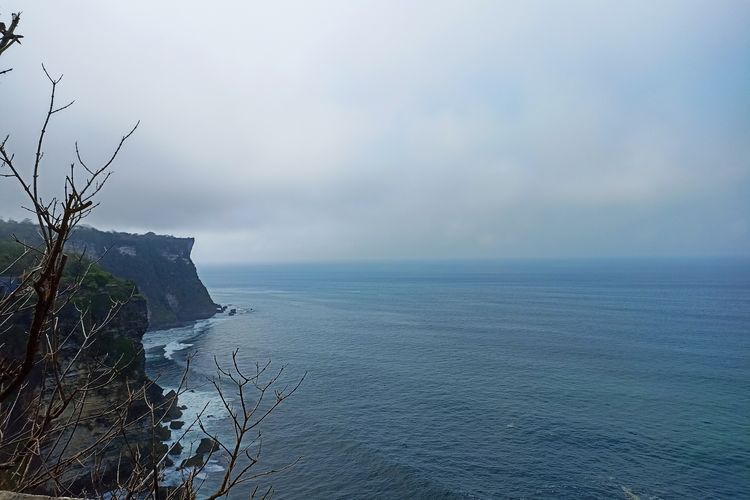 Pemandangan dari sisi atas Pura Luhur Uluwatu, Bali, pada Kamis (26/10/2023).