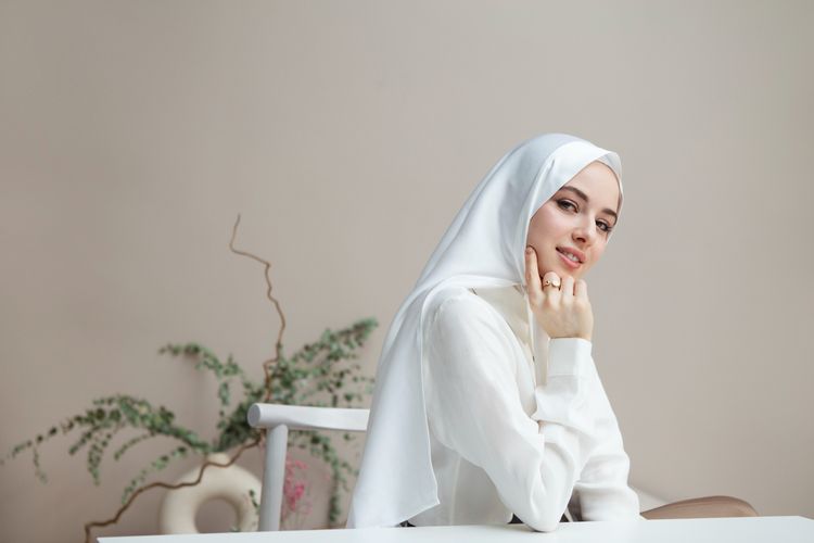 
Ilustrasi hijab warna putih, warna hijab yang bikin wajah kusam