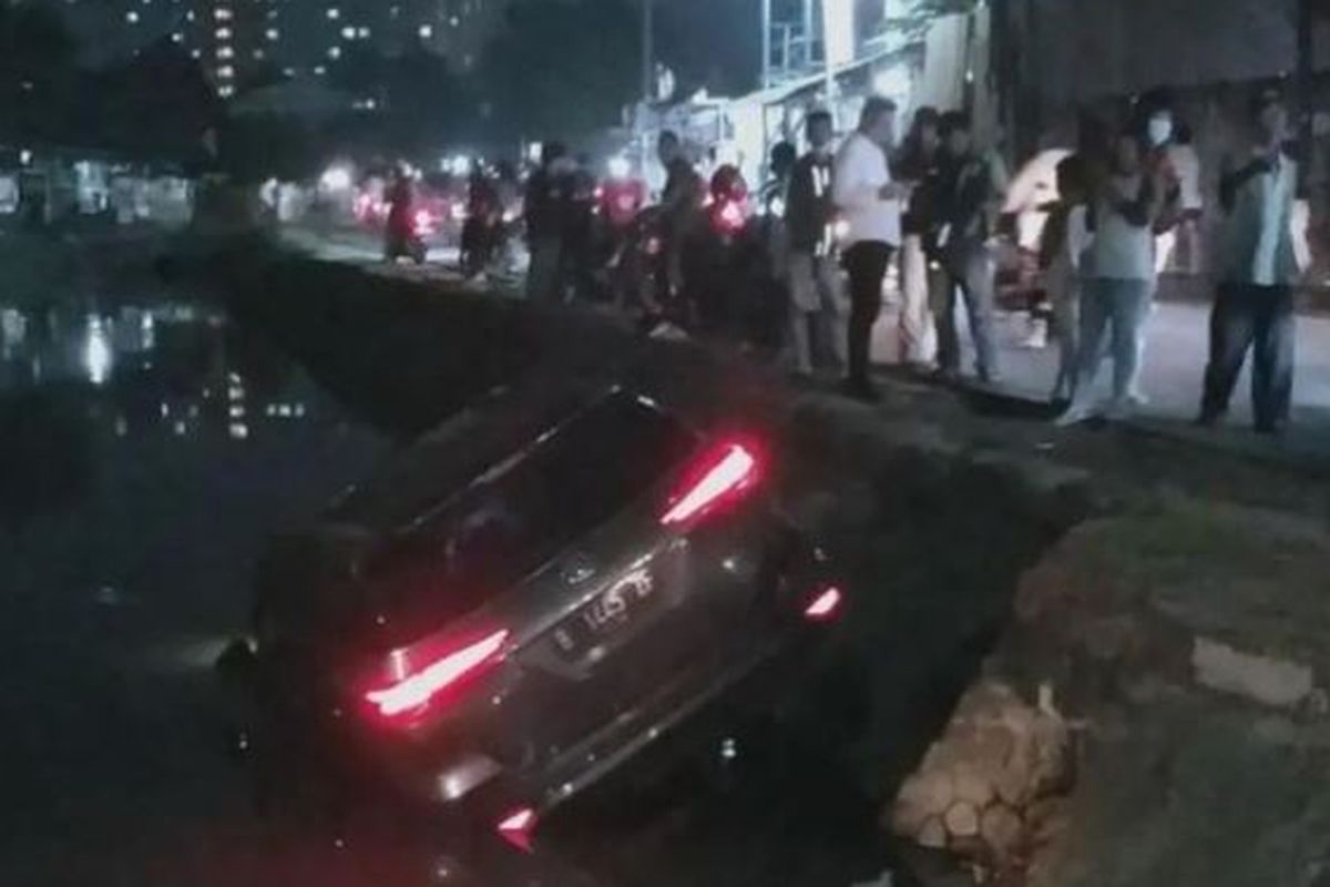 Mobil Fortuner tercebur kali Cengkareng, Jakarta Barat. Diduga sopir mengantuk