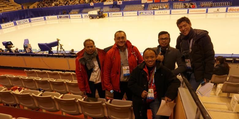 Dua anggota Komite Olimpiade Indonesia (KOI), Raja Parlindungan Pane dan Harry Warganegara, berserta pengurus FHEI saat menyaksikan perlombaan short track speed skating di Makomanai Indoor Skating Rink di Sapporo, Jepang, Rabu (22/2/2017)