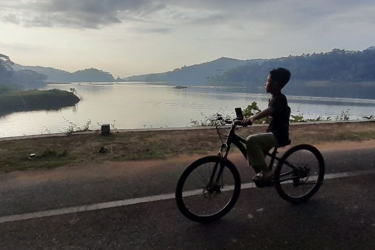 Tak Sekadar Naik Perahu, Wisatawan Bisa Mendengar Kisah Waduk Sermo dari Atas Kapal