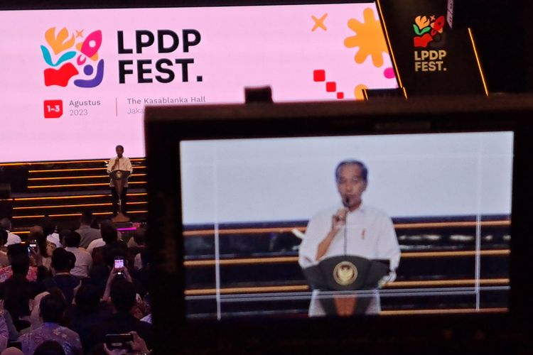 Presiden Joko Widodo saat menghadiri LPDP Fest yang diikuti oleh para penerima beasiswa LPDP di Kota Kasablanka, Jakarta, Kamis (3/8/2023).
