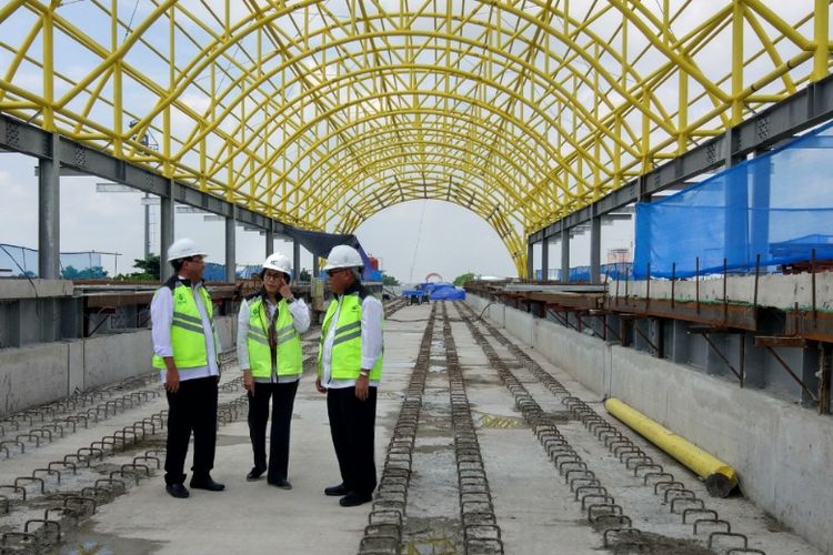 Menteri Perhubungan Budi Karya Sumadi, Menteri Keuangan Sri Mulyani, Menteri Pekerjaan Umum dan Perumahan Rakyat Basuki Hadimuljono saat mengunjungi proyek Light Rail Transit (LRT) Palembang, Rabu (24/5/2017). 