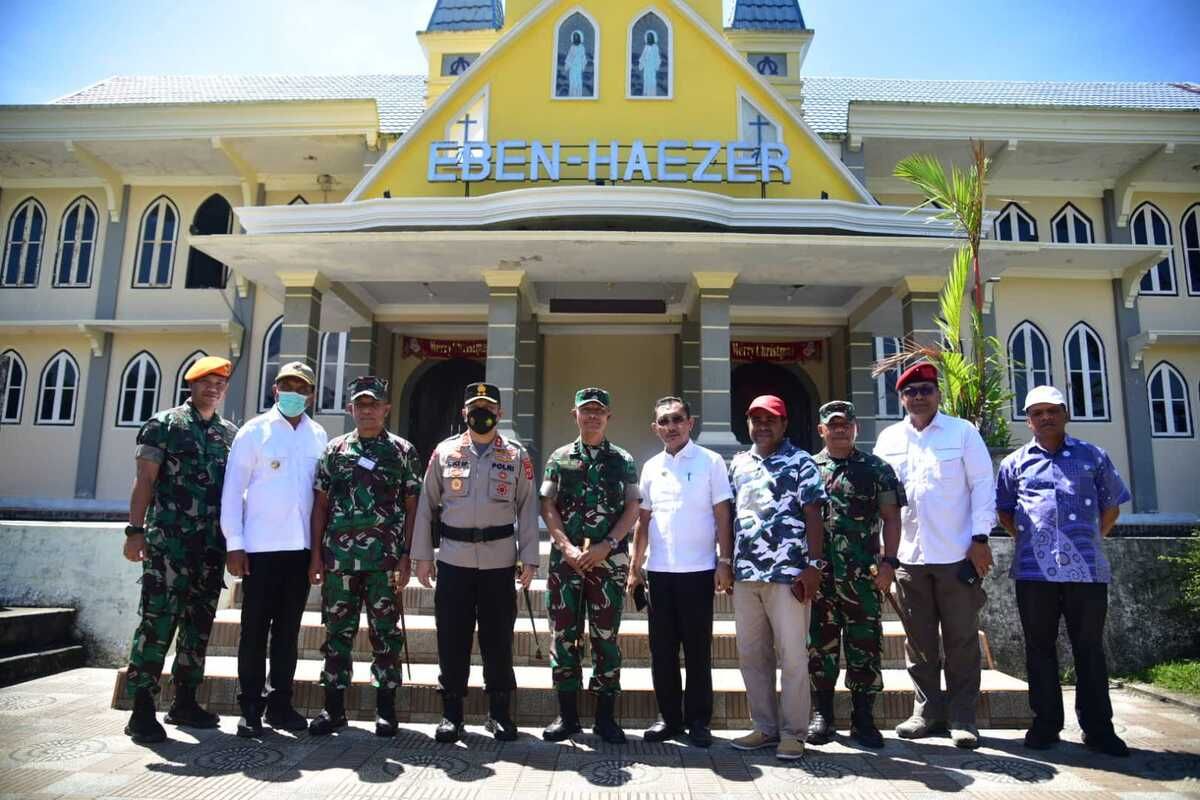 Wakil Gubernur Maluku, Barnabas Orno, Pangdam XVI Pattimura Mayjen TNI Richard Tampubolon, Kapolda Maluku, Irjen Pol Lotharia Latif dan Bupati Maluku Tengah Tuasikal Abua berfoto di depan Gereja Eden Hazer Desa Kariuw, Kecamatan Pulau Haruku, Kamis (27/1/2022)