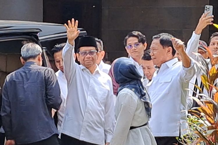 Bakal calon wakil presiden Mahfud MD melambaikan tangan ke arah awak media di rumah dinasnya, Jalan Denpasar, Jakarta, saat hendak bernagkat mendaftar ke Komisi Pemilihan Umum, Kamis (19/10/2023).