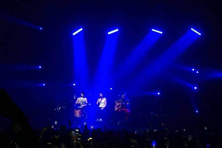 Lukas Graham tampil dalam konser perdana di The Kasablanka Hall, Tebet, Jakarta Selatan, Selasa (1/10/2.
