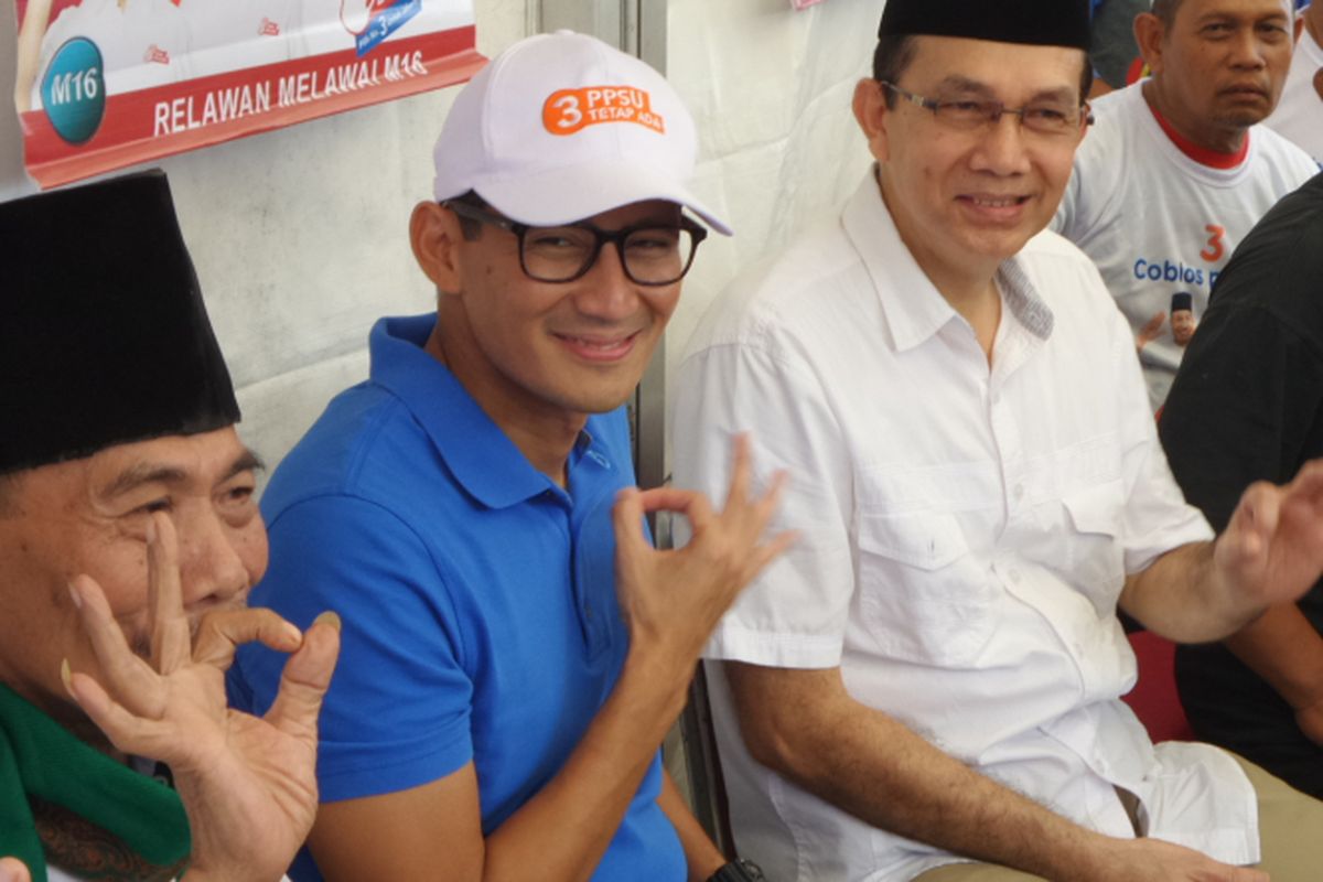 Calon wakil gubernur DKI Jakarta Sandiaga Uno saat menyapa warga di Jalan Tomang Pulo, Kelurahan Jati Pulo, Jakarta Barat, Rabu (28/3/2017). Sandi hadir mengenakan topi bertuliskan PPSU Tetap Ada.