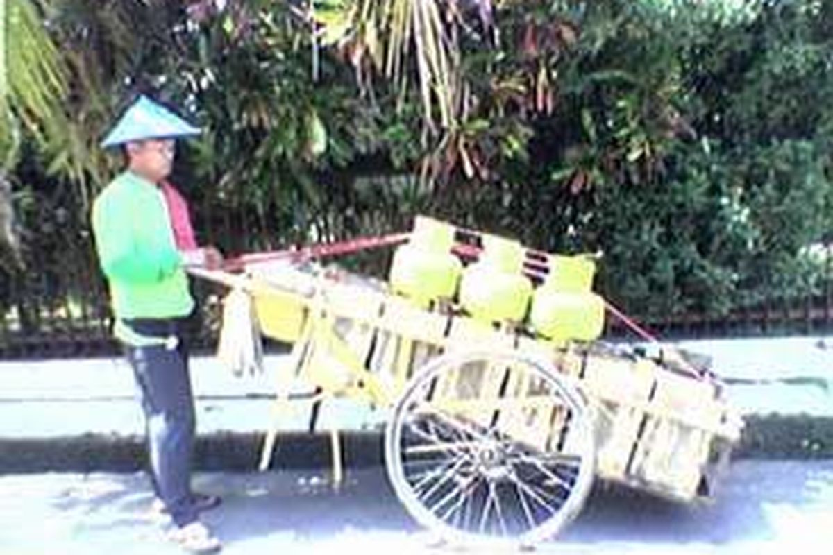 Meski sudah menempuh belasan kilometer tiap hari, belum tentu penjual minyak tanah keliling memperoleh keuntungan memadai.