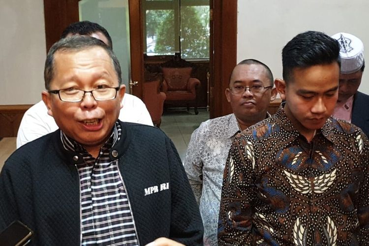 Wakil Ketua Umum DPP PPP Asrul Sani seusai bertemu Wali Kota Solo Gibran Rakabuming Raka di Balai Kota Solo, Jawa Tengah, Jumat (10/3/2023).