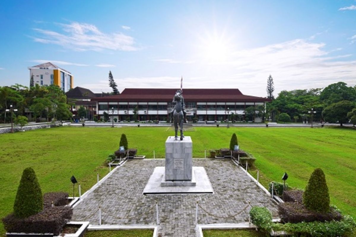 Halaman Rektorat Universitas Jenderal Soedirman (Unsoed) Purwokerto, Jawa Tengah.