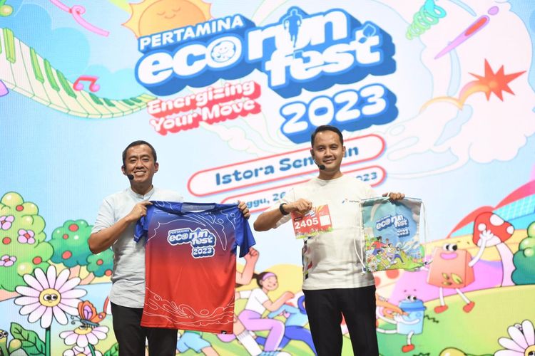 Corporate Secretary Pertamina Brahmantya S. Poerwadi bersama VP Corporate Communication Pertamina Fadjar Djoko Santoso menunjukkan Jersey Pertamina Eco Run saat acara Press Confrence ?Pertamina Eco RunFest 2022 Energizing Your Move? yang diselenggarakan di M Bloc Space, Jakarta pada Selasa (14/11/2023).
