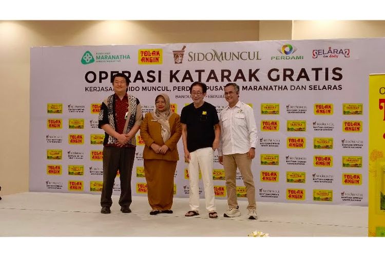 (Ki-ka) Direktur Utama RS Maranatha dr Ferdinan Sutejo, MMR; Kepala Dinas Kesehatan Kabupaten Bandung dr Yuli Irnawati Mosjasari, MM; Direktur Sido Muncul Dr (HC) Irwan Hidayat; serta perwakilan Departemen Penanggulangan Buta Katarak Perdami Pusat dr Rizal A Fanany, SpM(K) dalam acara operasi katarak gratis di RS Maranatha, Kopo, Kabupaten Bandung, Senin (2/2/2026)